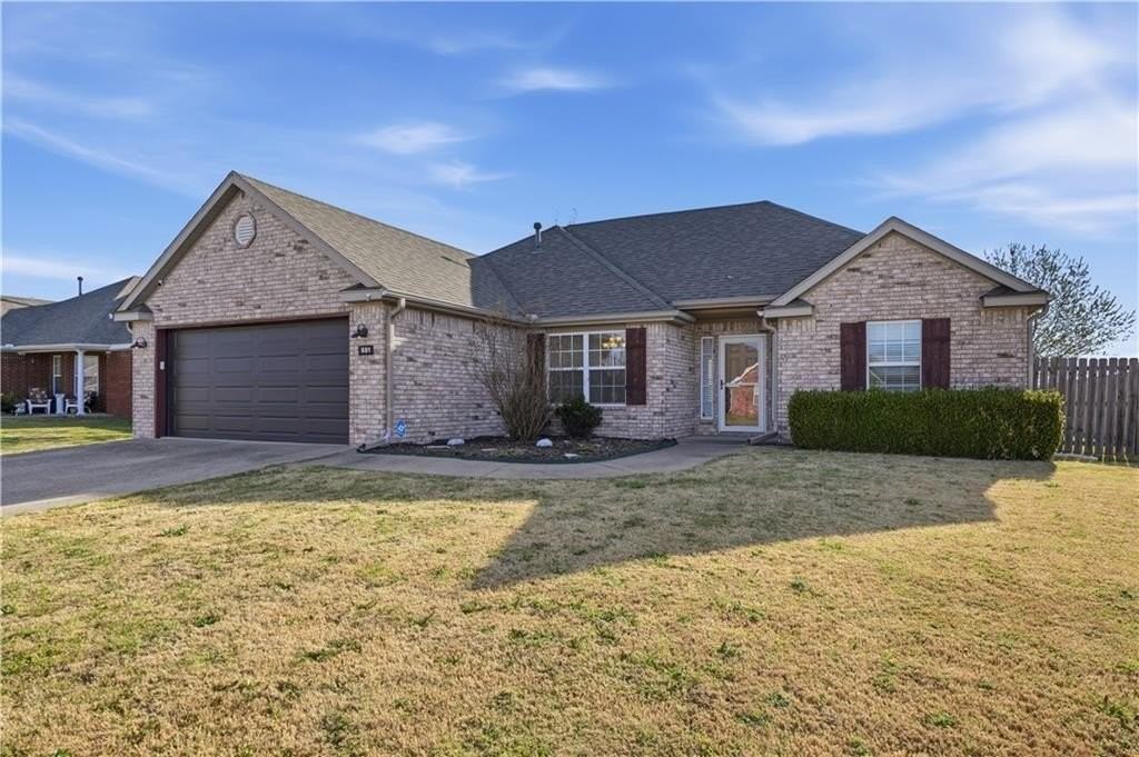 551 Dogwood St - Photo 2 of 26