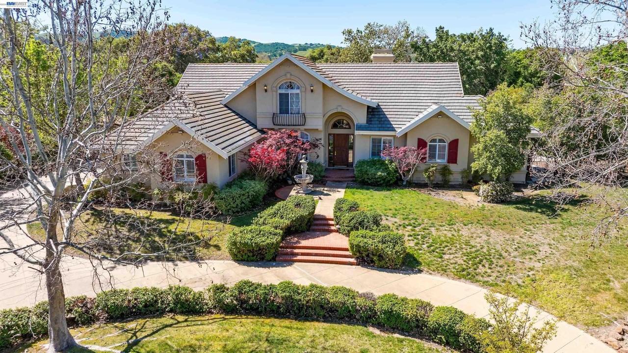 2779 E Ruby Hill Dr - Photo 2 of 50