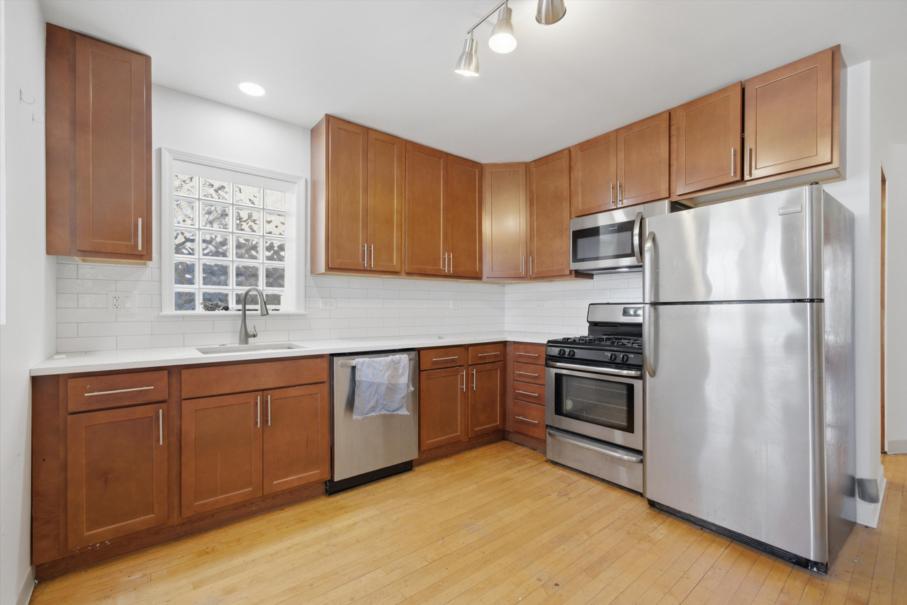 6230 N Wayne Ave - Photo 2 of 14