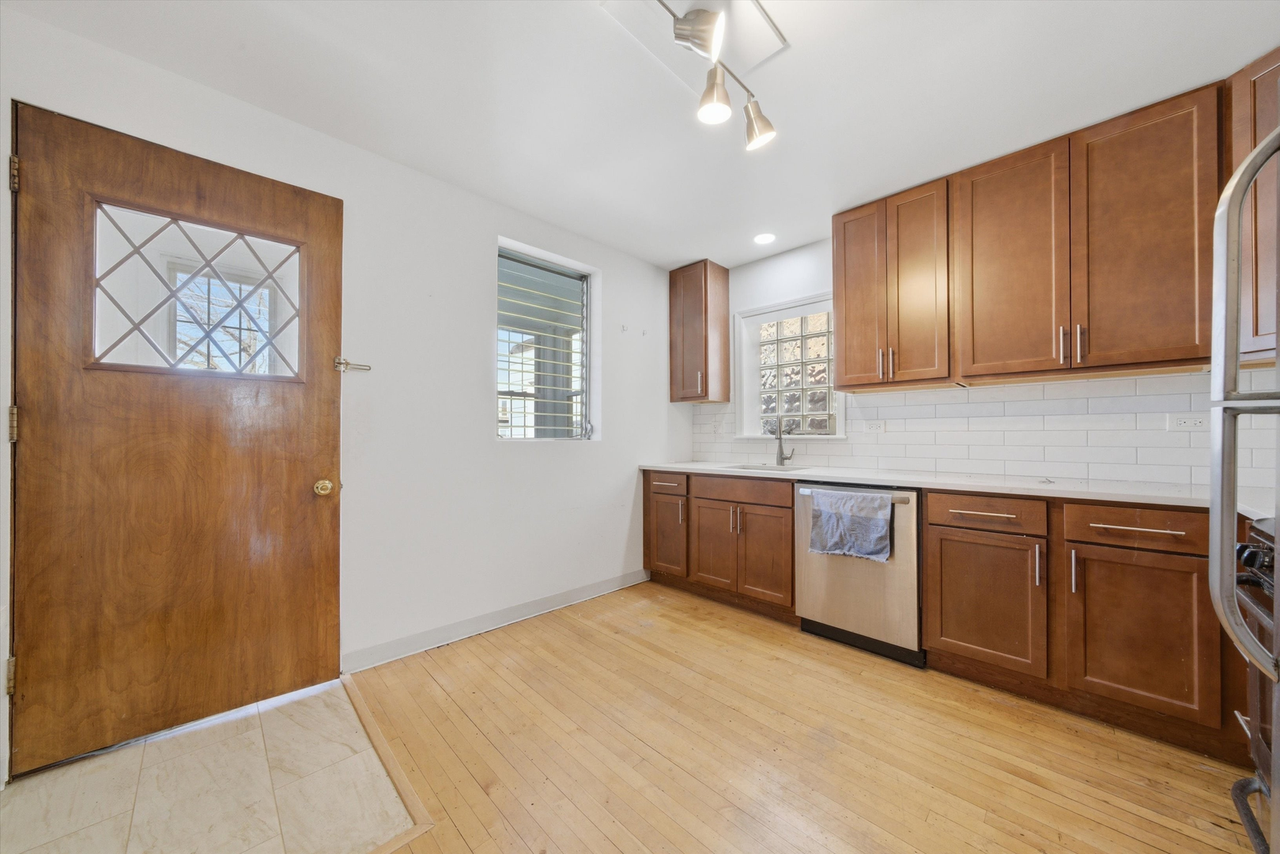 6230 N Wayne Ave - Photo 3 of 14