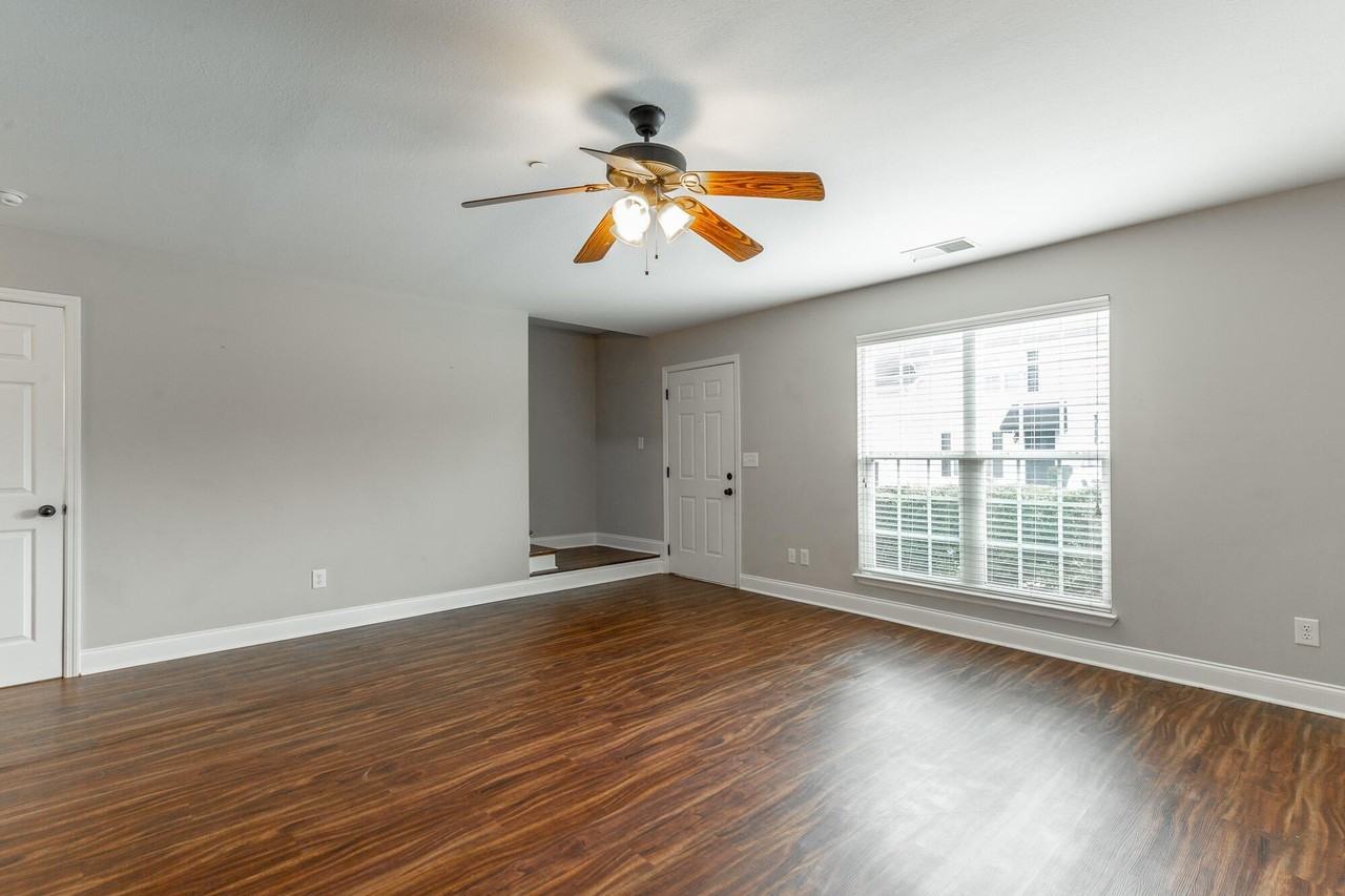 1109 Maple Tree Ln - Photo 4 of 33