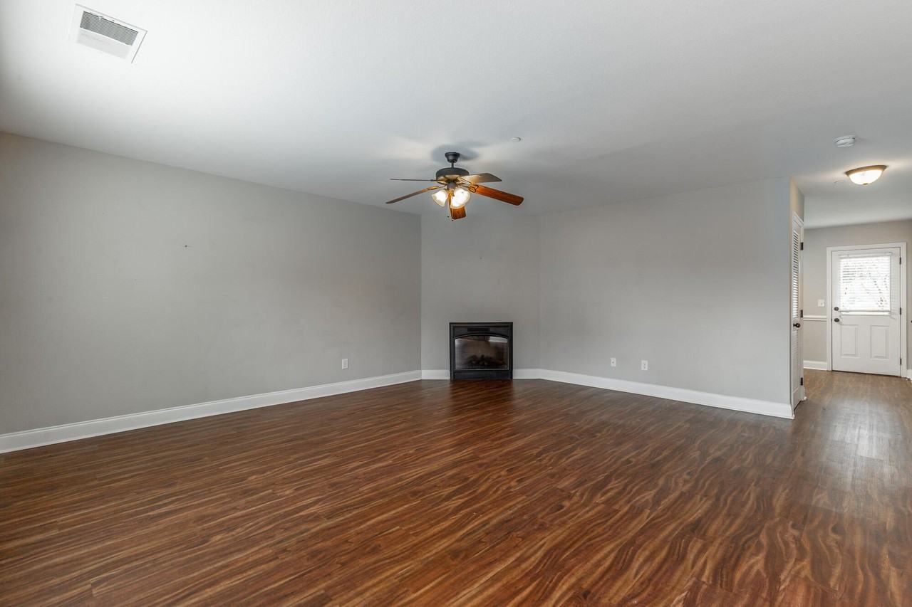 1109 Maple Tree Ln - Photo 7 of 33