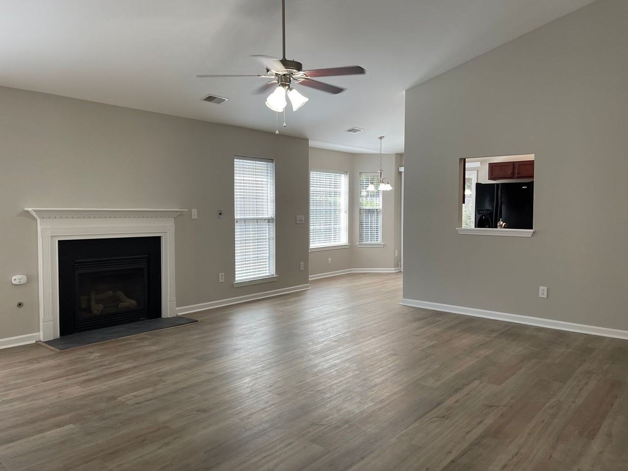 1027 Glencroft Dr - Photo 2 of 10