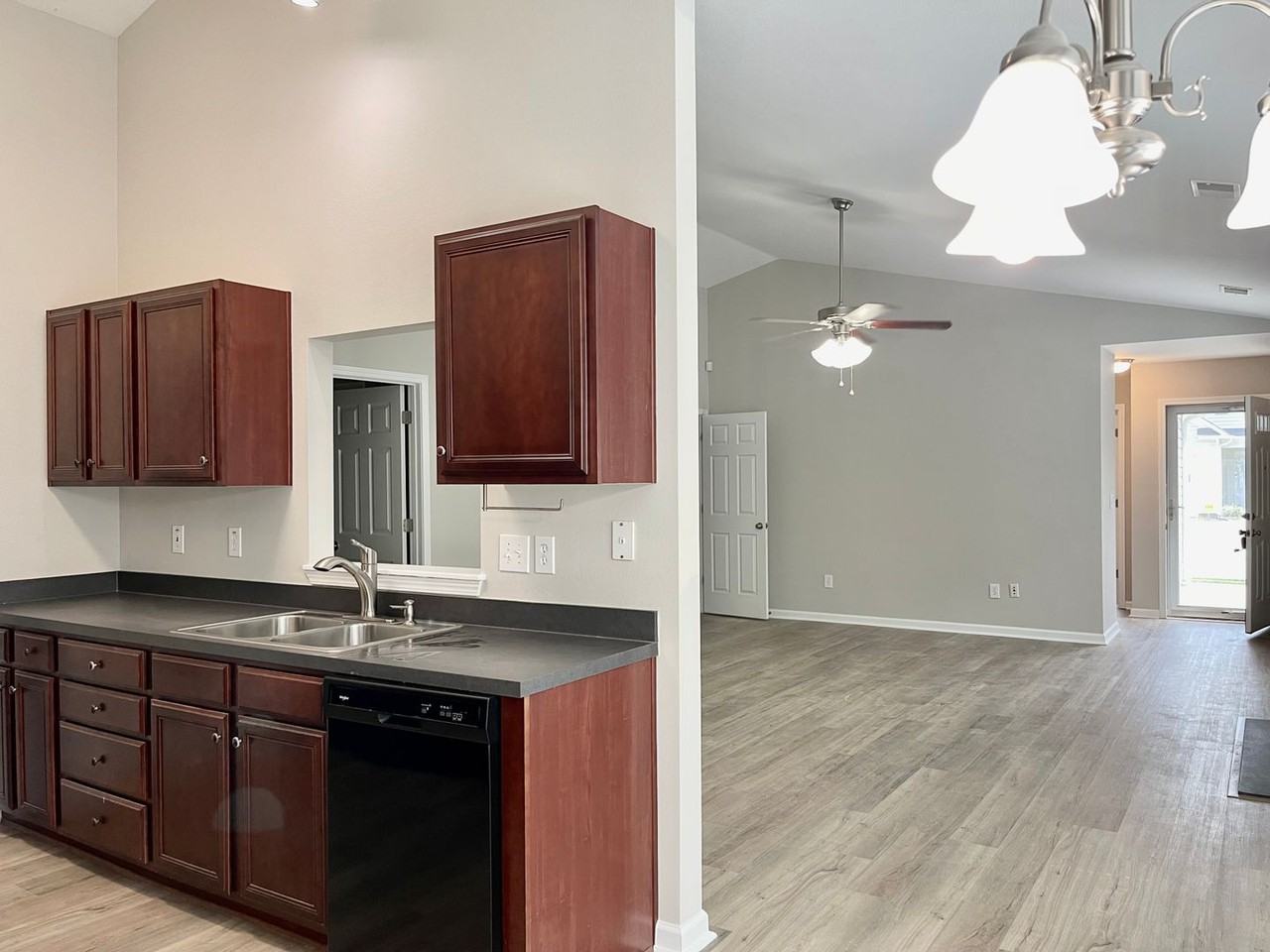 1027 Glencroft Dr - Photo 3 of 10