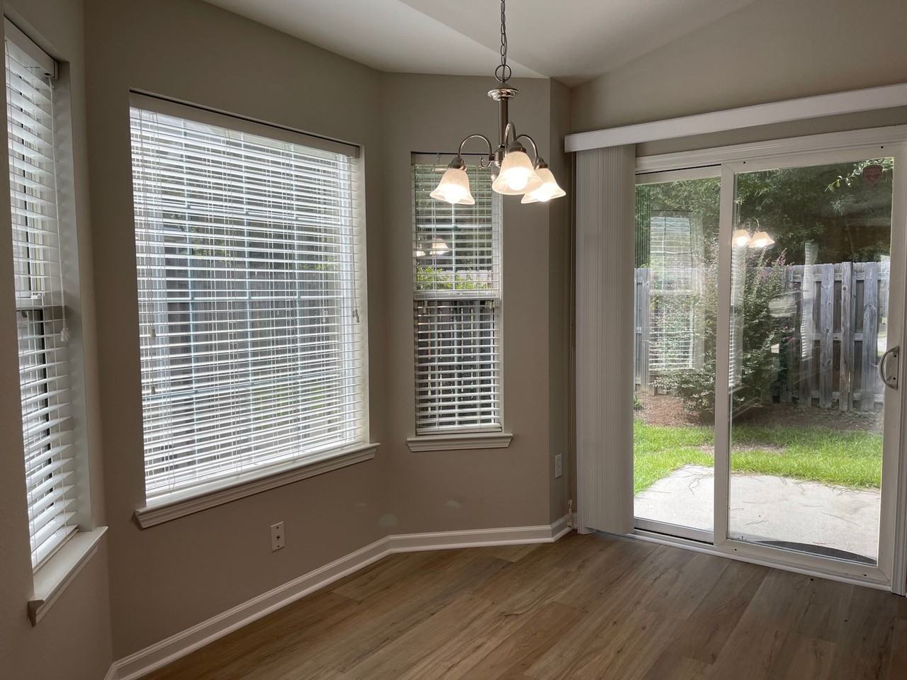 1027 Glencroft Dr - Photo 4 of 10