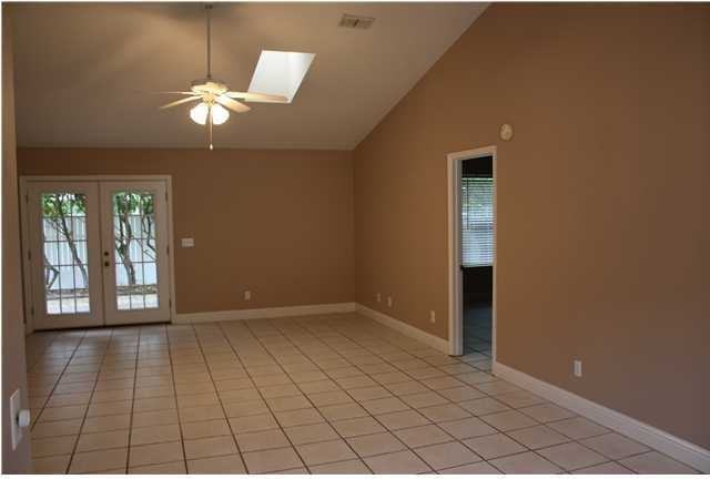 901 Pelican Pl - Photo 3 of 8