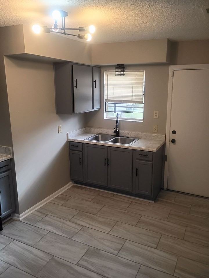 1618 Pennsylvania St - Photo 6 of 9