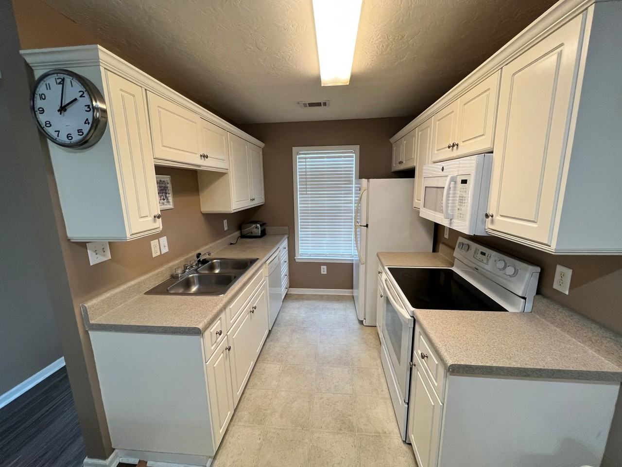 129 Bennington Ln - Photo 2 of 10