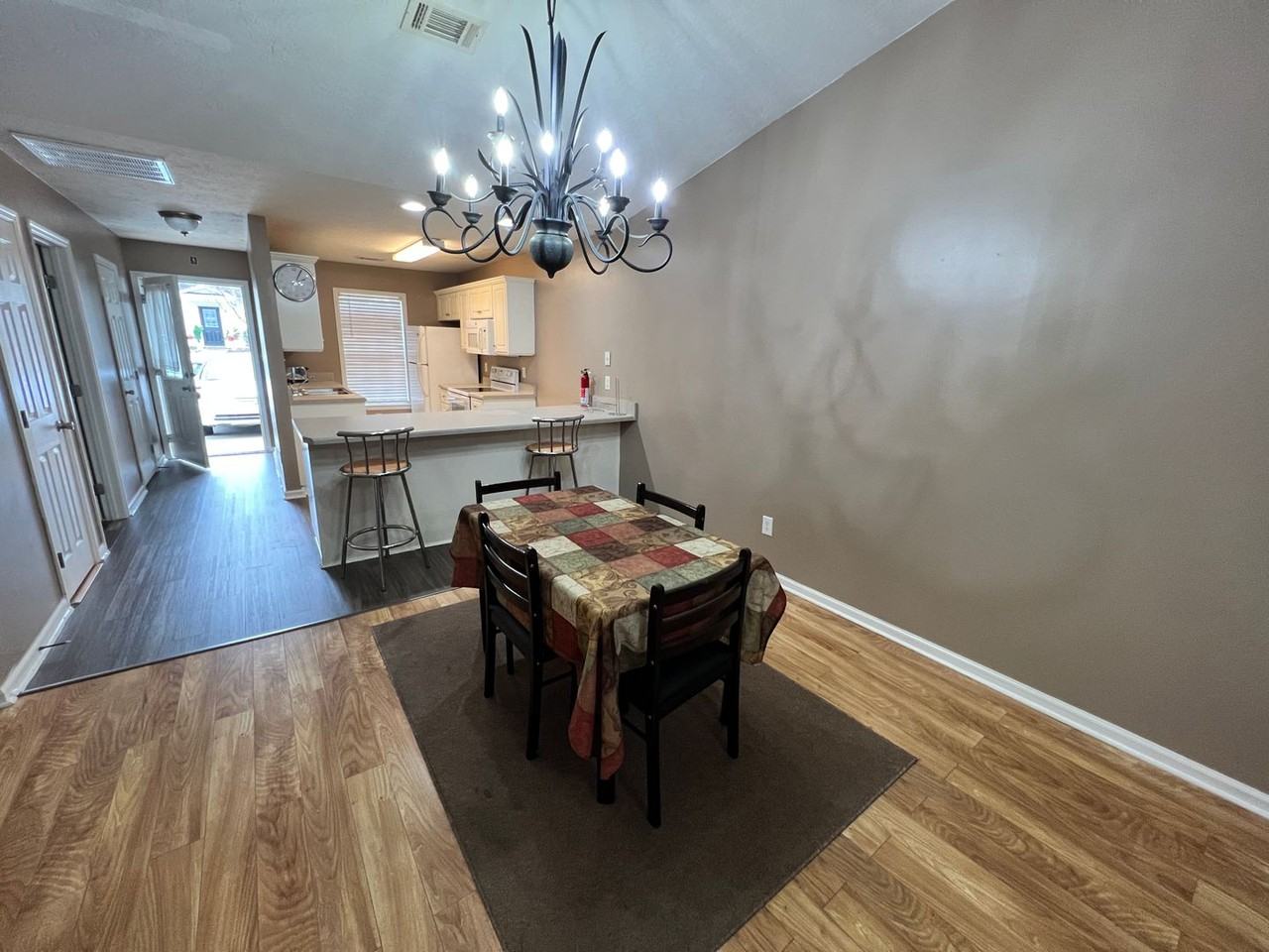 129 Bennington Ln - Photo 3 of 10