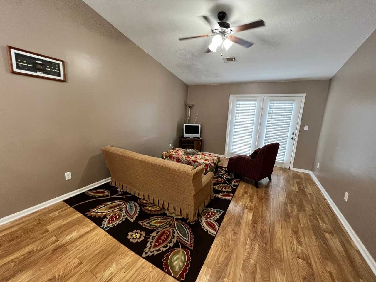 129 Bennington Ln - Photo 4 of 10