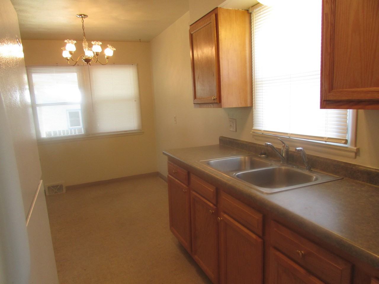 825 E Meade St - Photo 5 of 9