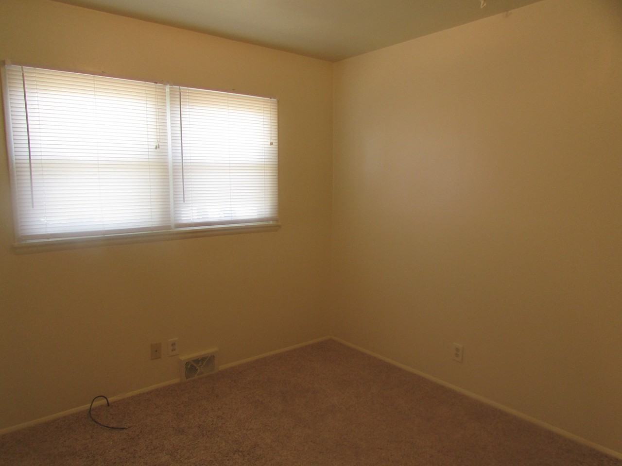 825 E Meade St - Photo 7 of 9