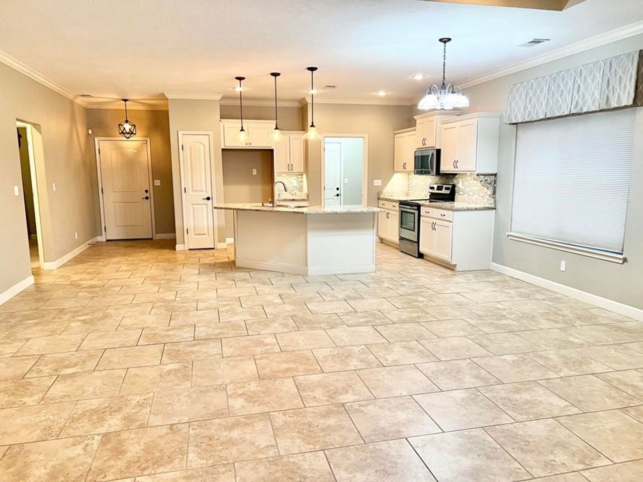 127 Siena Blvd - Photo 2 of 34