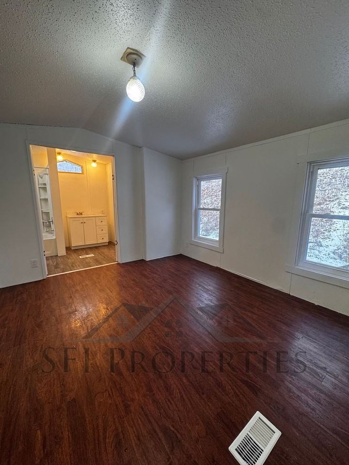 10576 Gavers Rd - Photo 4 of 10