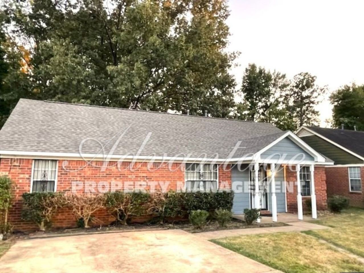 2583 Derbyshire Ave - Photo 4 of 15