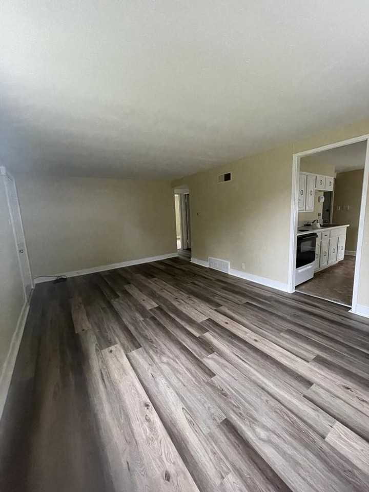 2421 Hollywood Pl - Photo 2 of 6