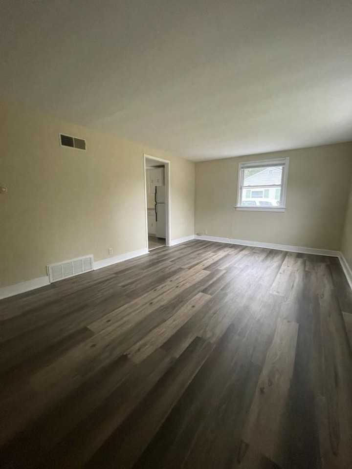 2421 Hollywood Pl - Photo 3 of 6