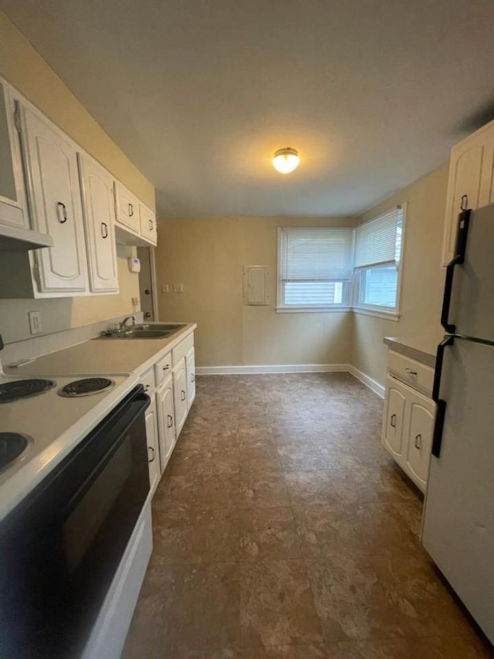 2421 Hollywood Pl - Photo 4 of 6