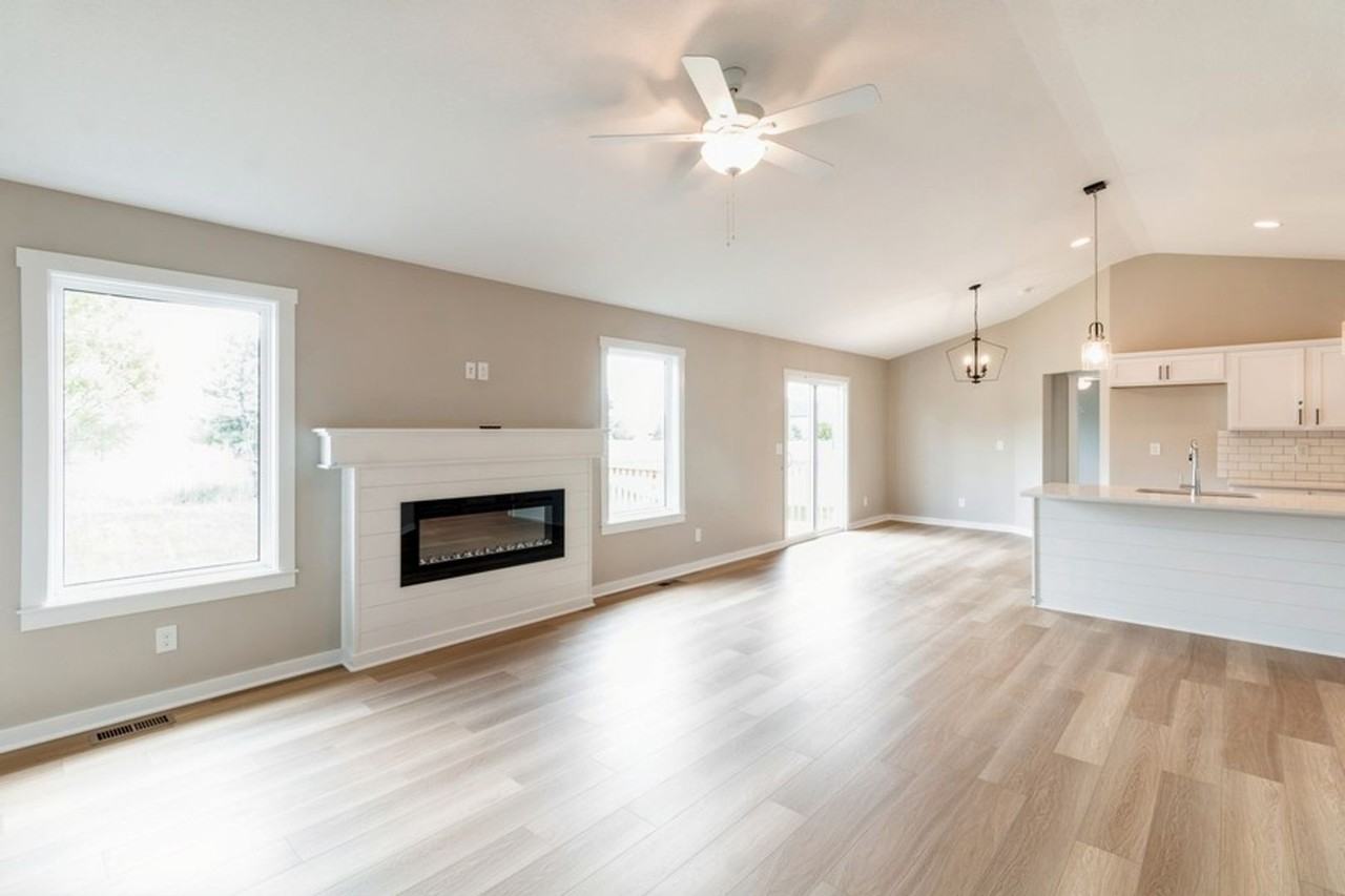 2517 Nw Woodbury Dr - Photo 2 of 16