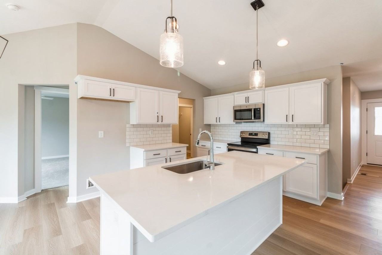 2517 Nw Woodbury Dr - Photo 4 of 16