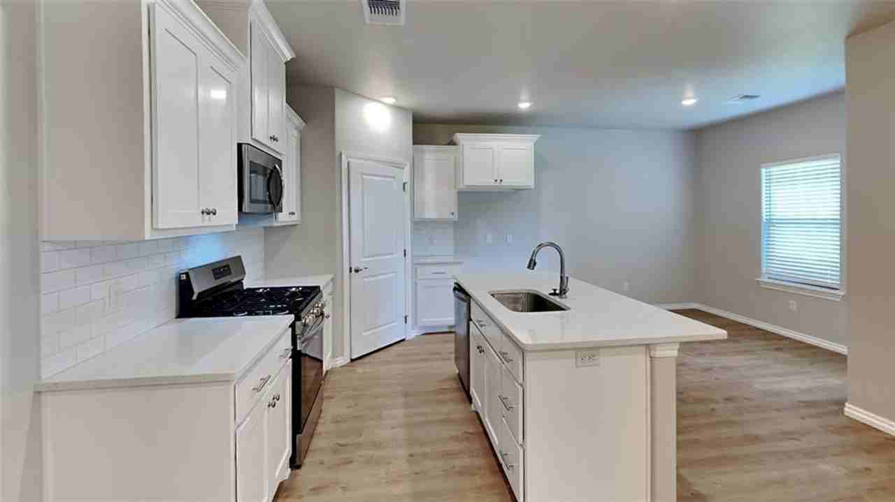 8004 Labelle Dr - Photo 4 of 18