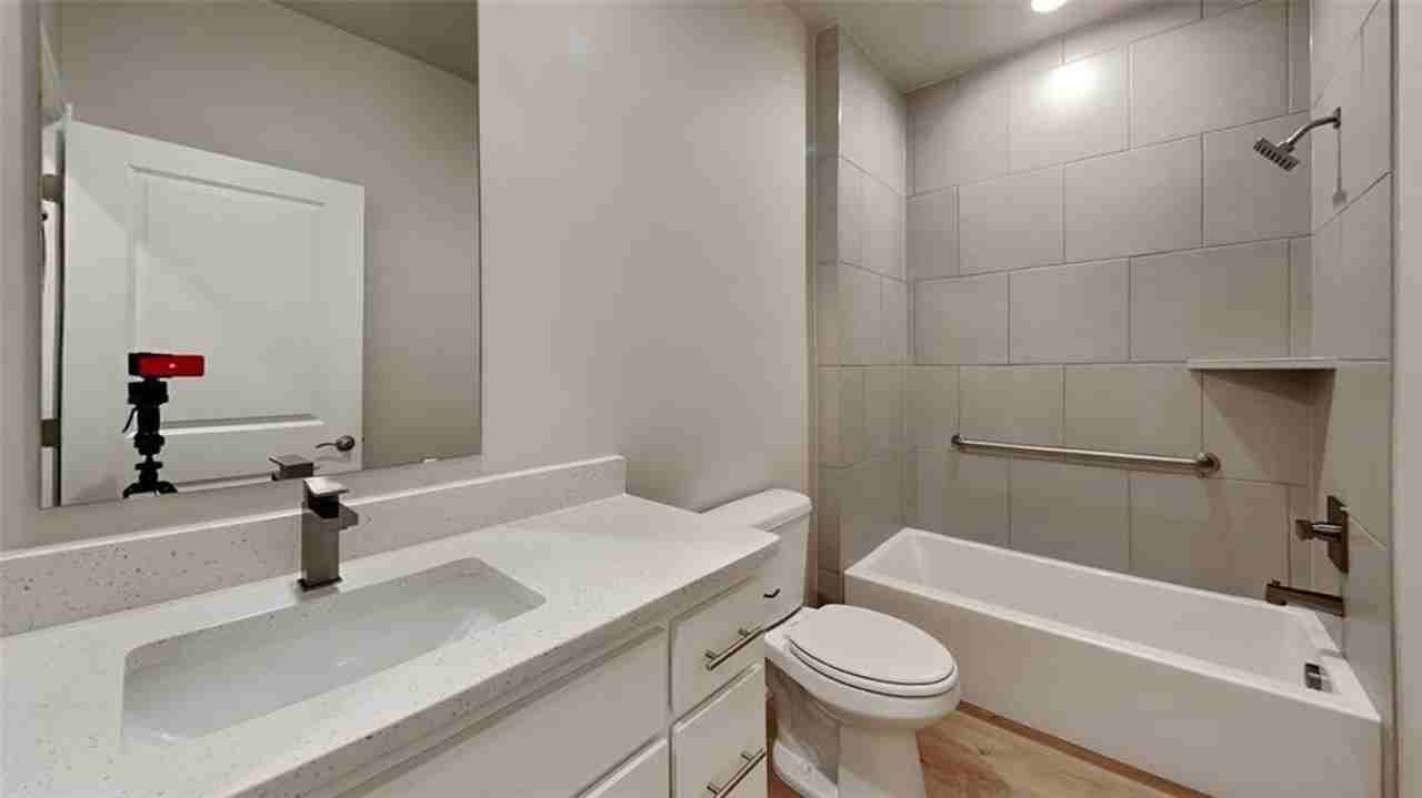 8004 Labelle Dr - Photo 5 of 18