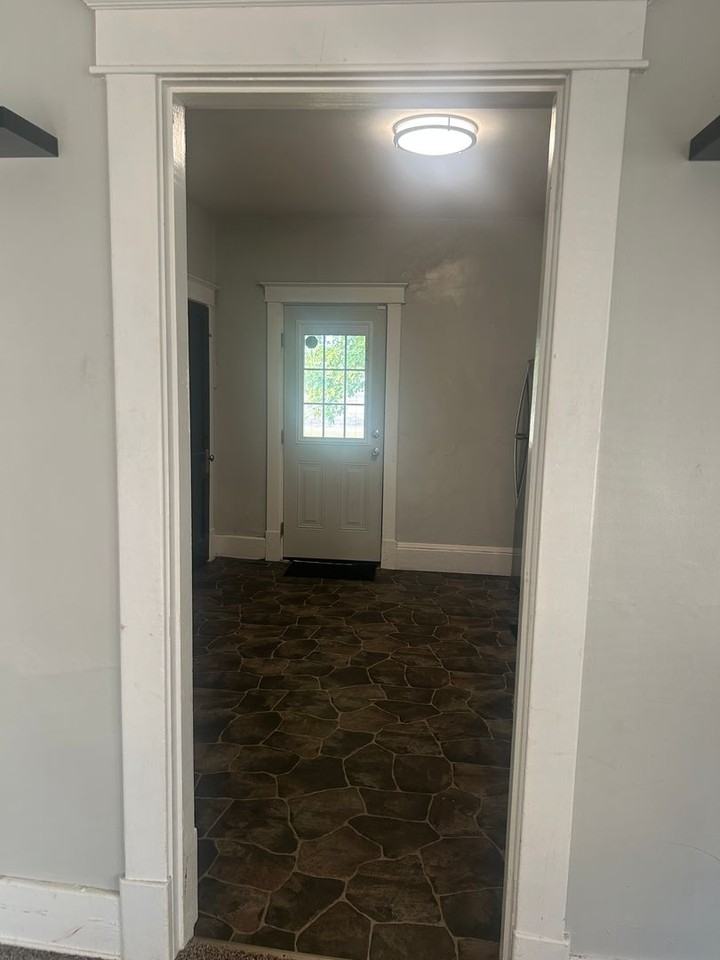 509 Bloom St - Photo 7 of 9