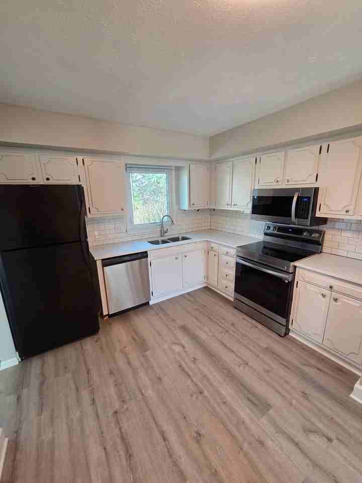 9342 Corby St - Photo 4 of 18