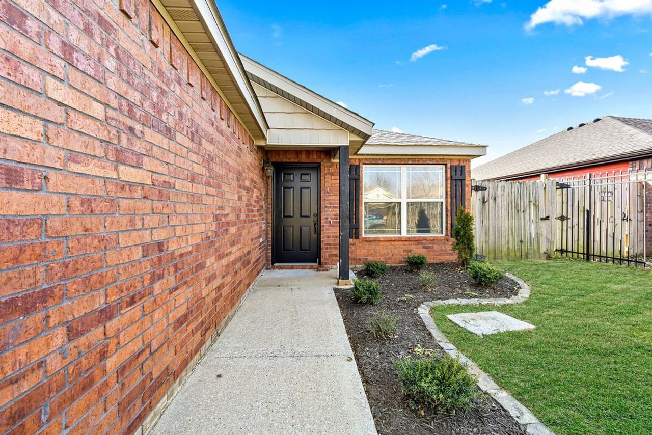 706 E Bonnie Ln - Photo 3 of 32