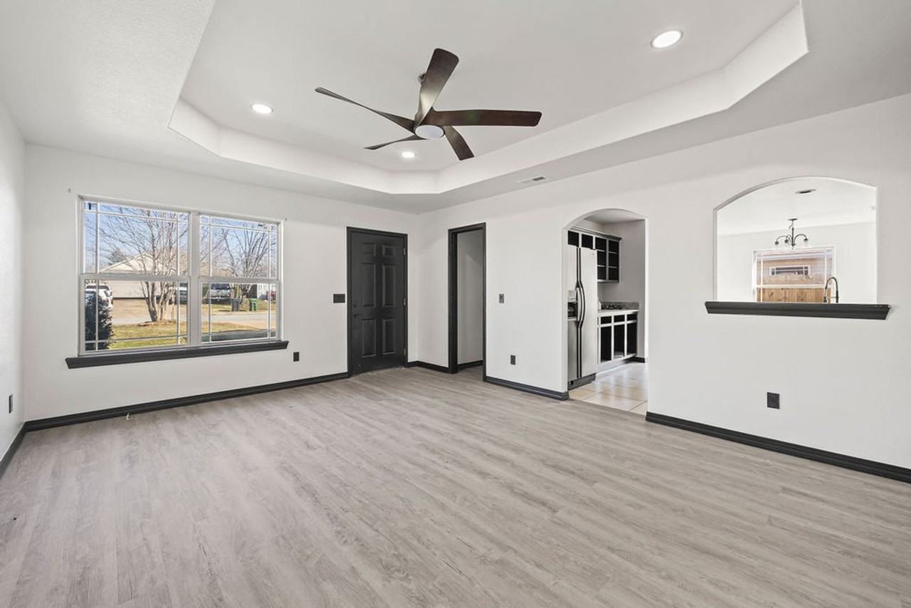 706 E Bonnie Ln - Photo 4 of 32