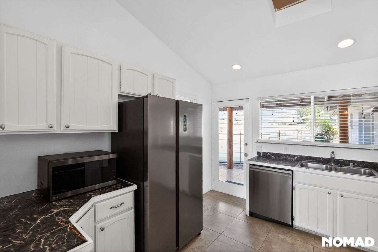 1636 W Taro Ln - Photo 3 of 32