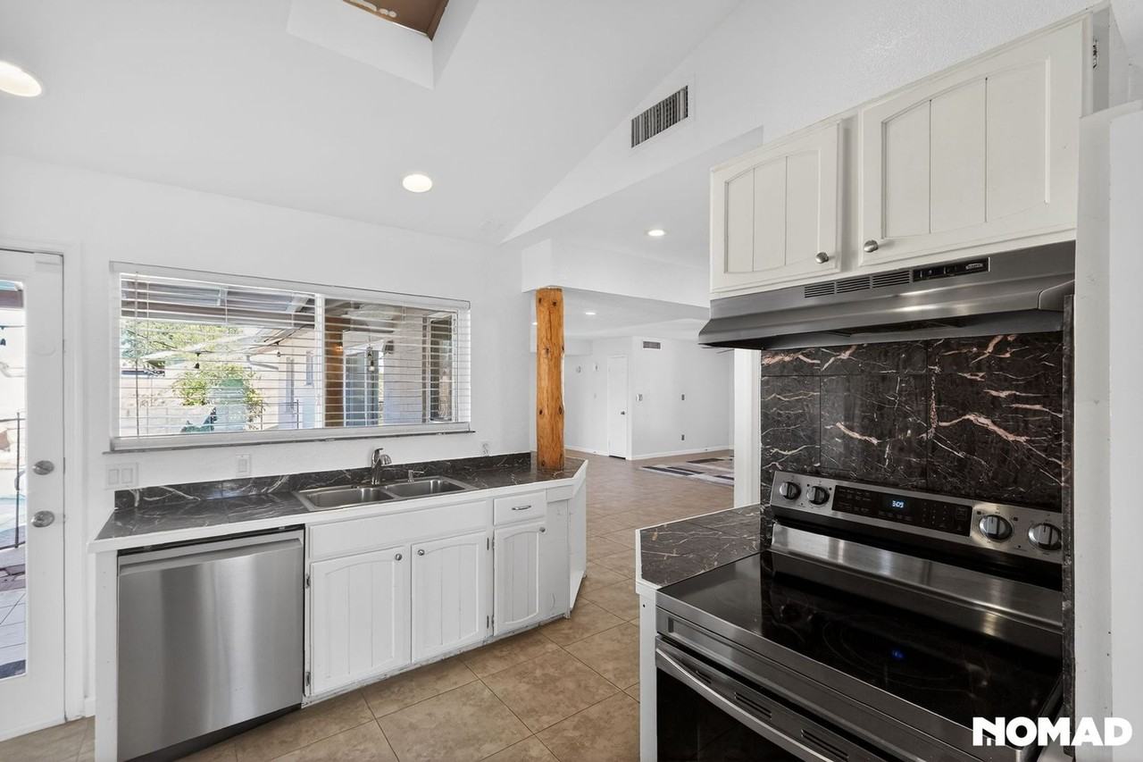 1636 W Taro Ln - Photo 5 of 32