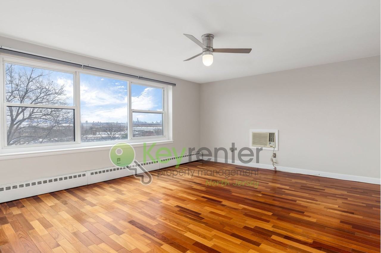 95 Orient Way #5E - Photo 6 of 20