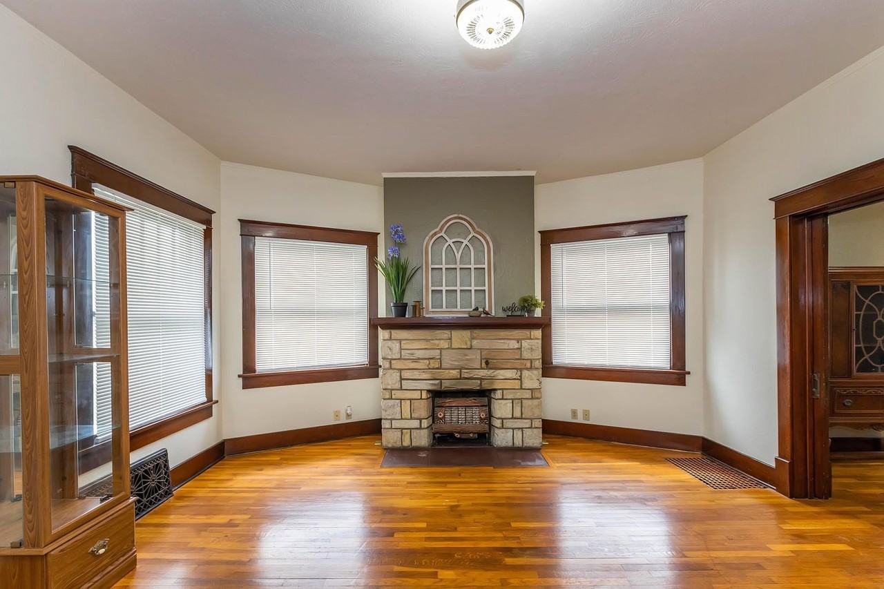 232 W 5th St - Photo 4 of 40