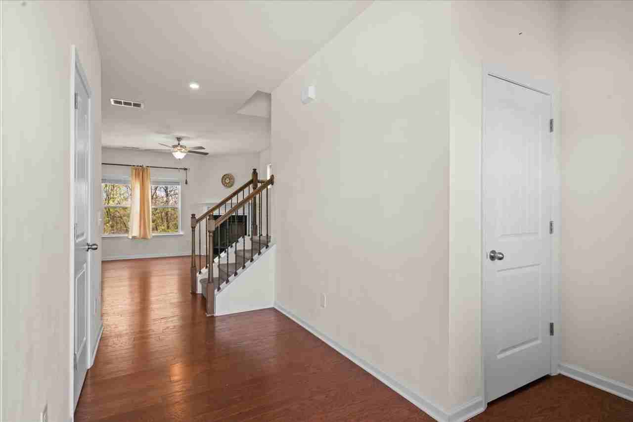 1407 Red Hill Dr - Photo 4 of 38