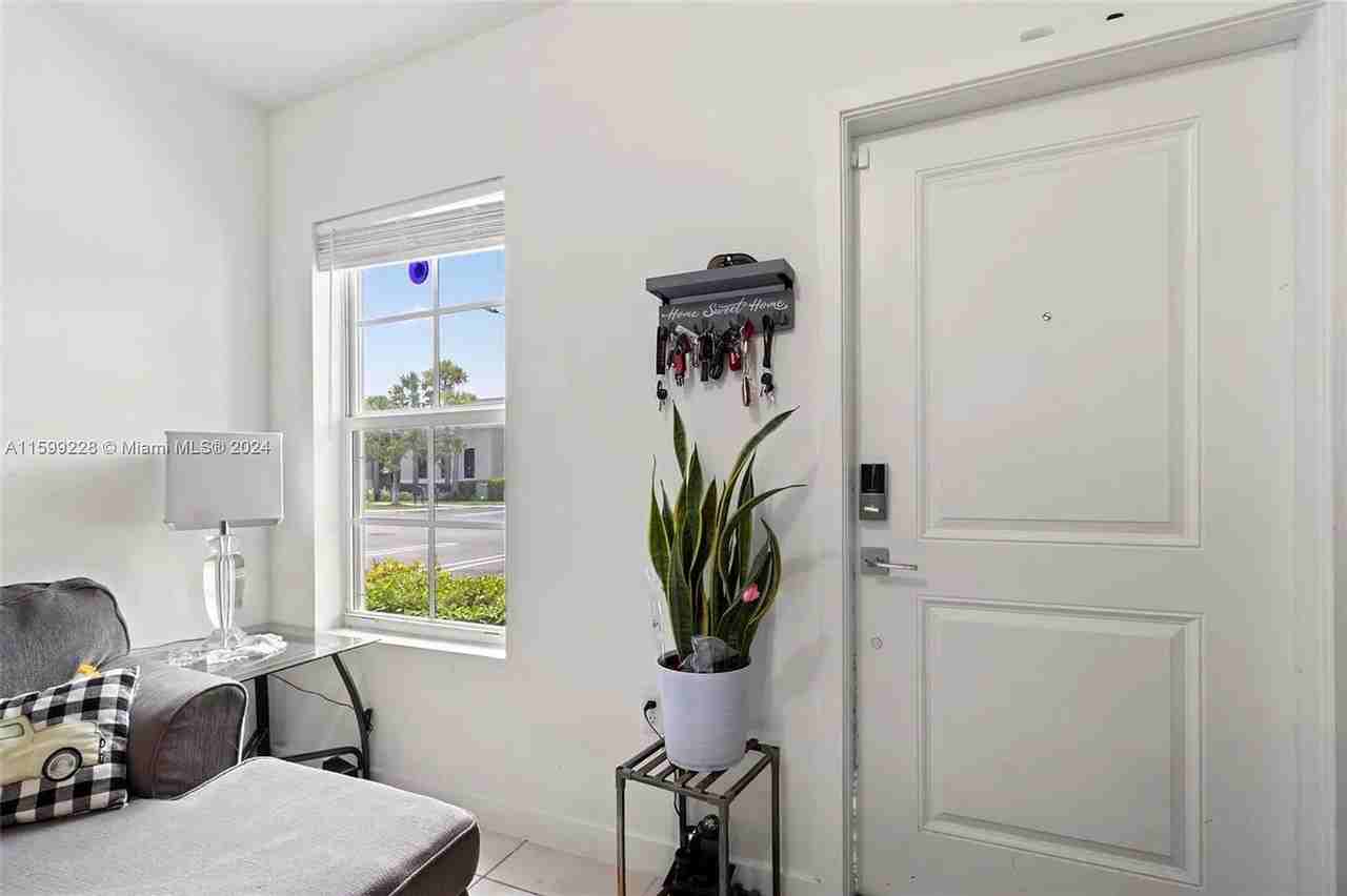 389 Ne 5th Pl - Photo 3 of 30