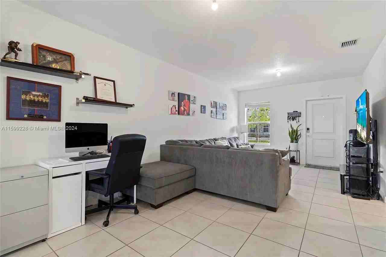 389 Ne 5th Pl - Photo 4 of 30