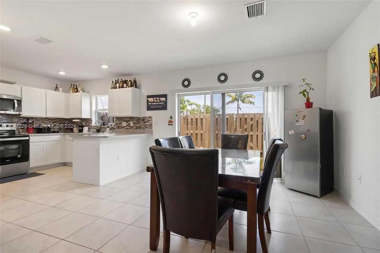 389 Ne 5th Pl - Photo 6 of 30