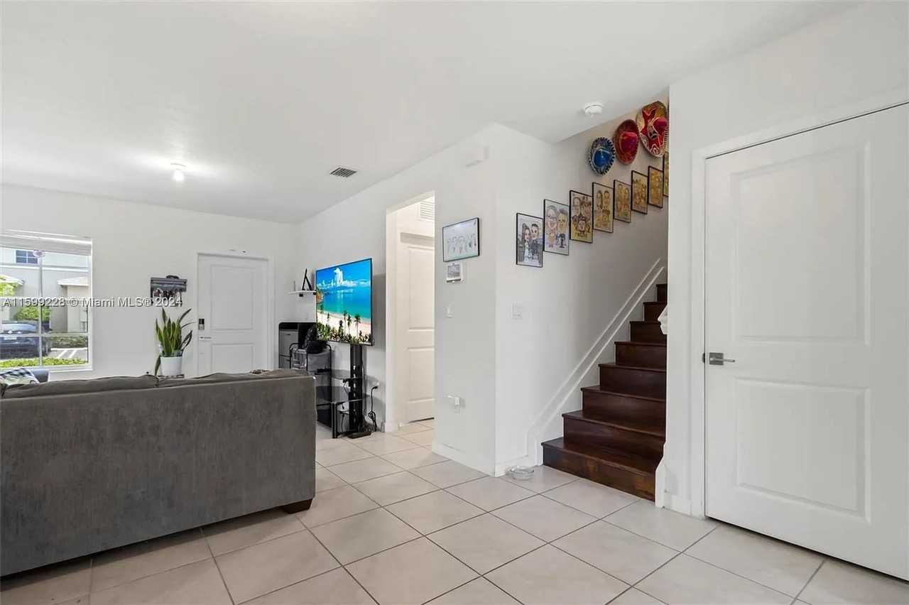 389 Ne 5th Pl - Photo 7 of 30