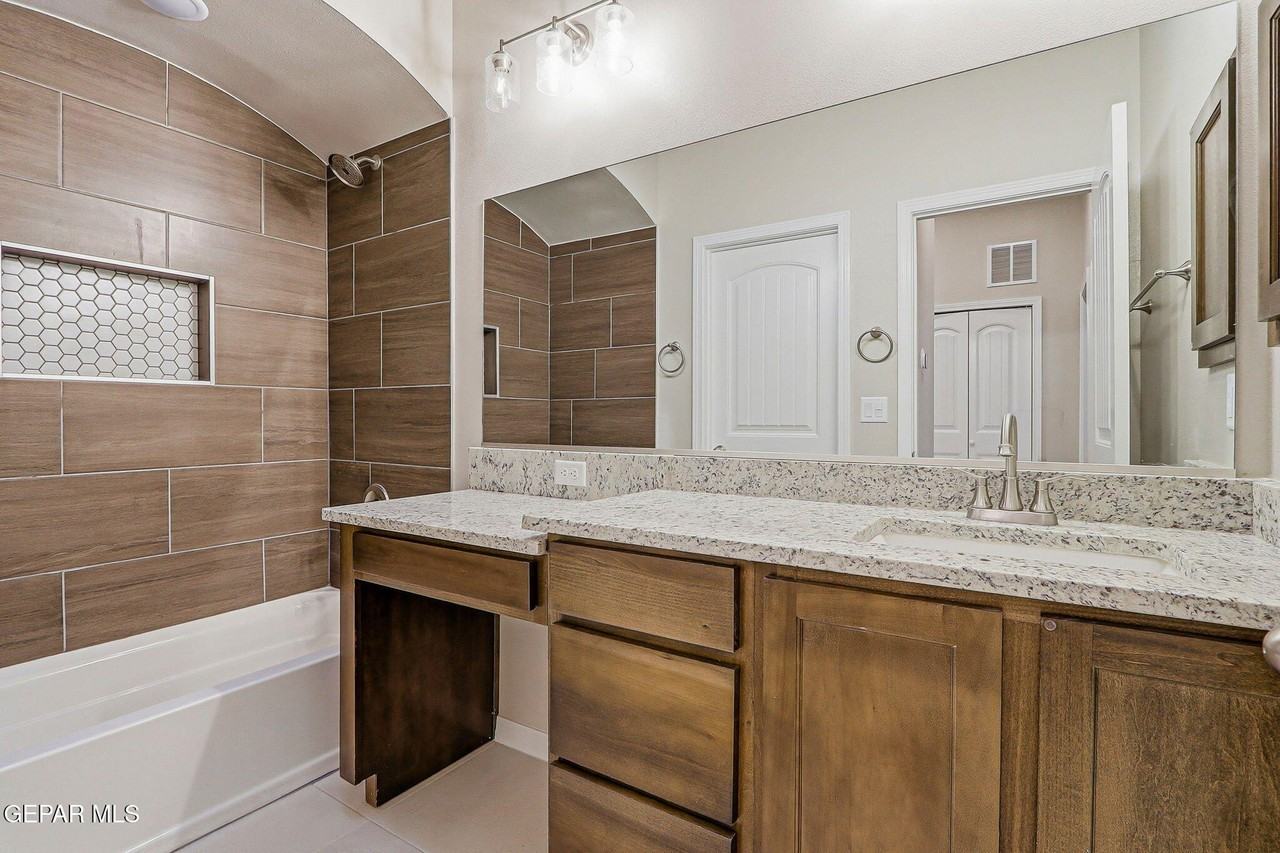 916 Keenland Ave - Photo 4 of 29