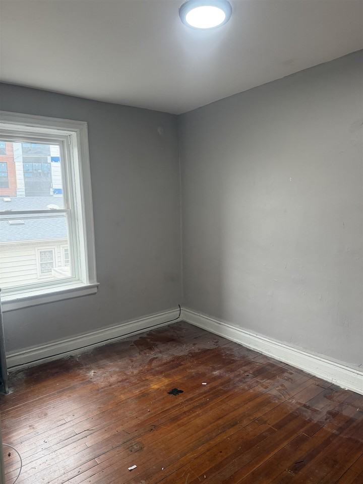 91 Jordan Ave - Photo 3 of 7