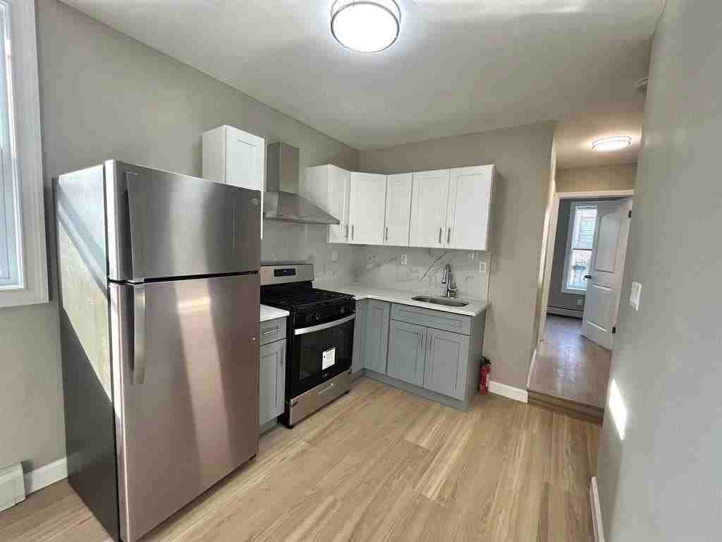 208 7th St #4L - Photo 3 of 11