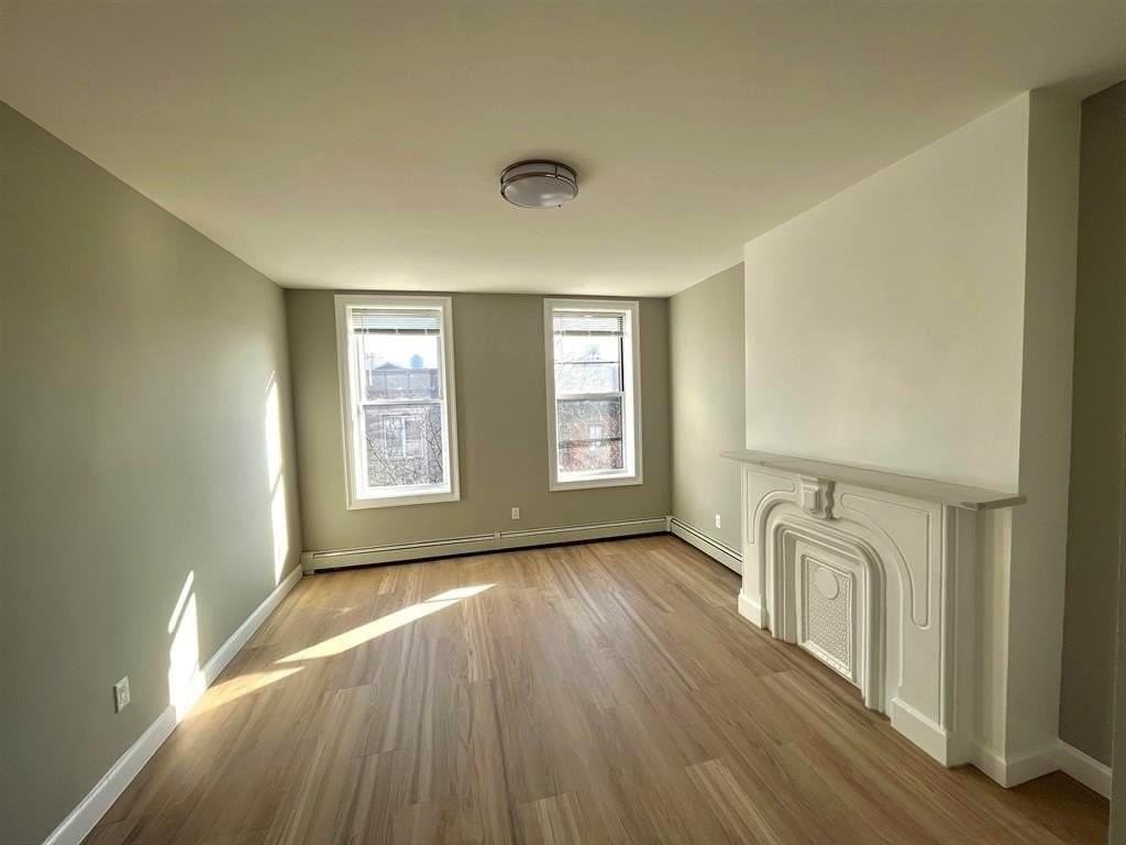 208 7th St #4L - Photo 5 of 11