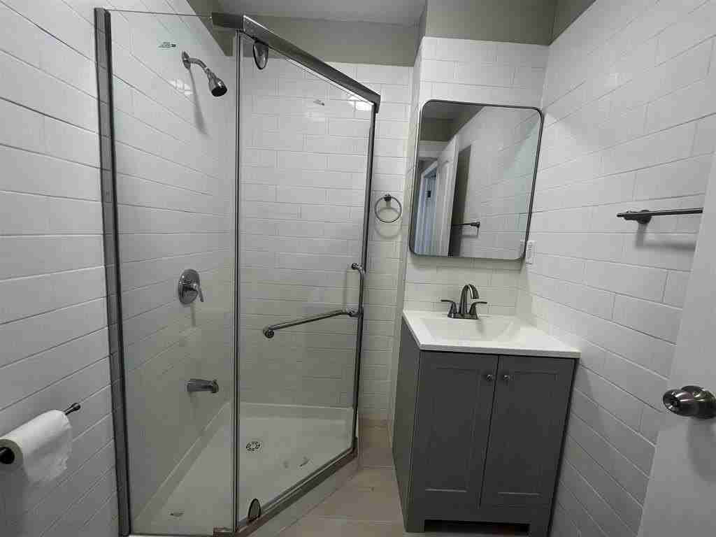 208 7th St #4L - Photo 6 of 11