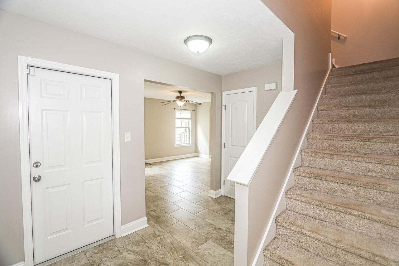 1120 Sierra Ln - Photo 4 of 47