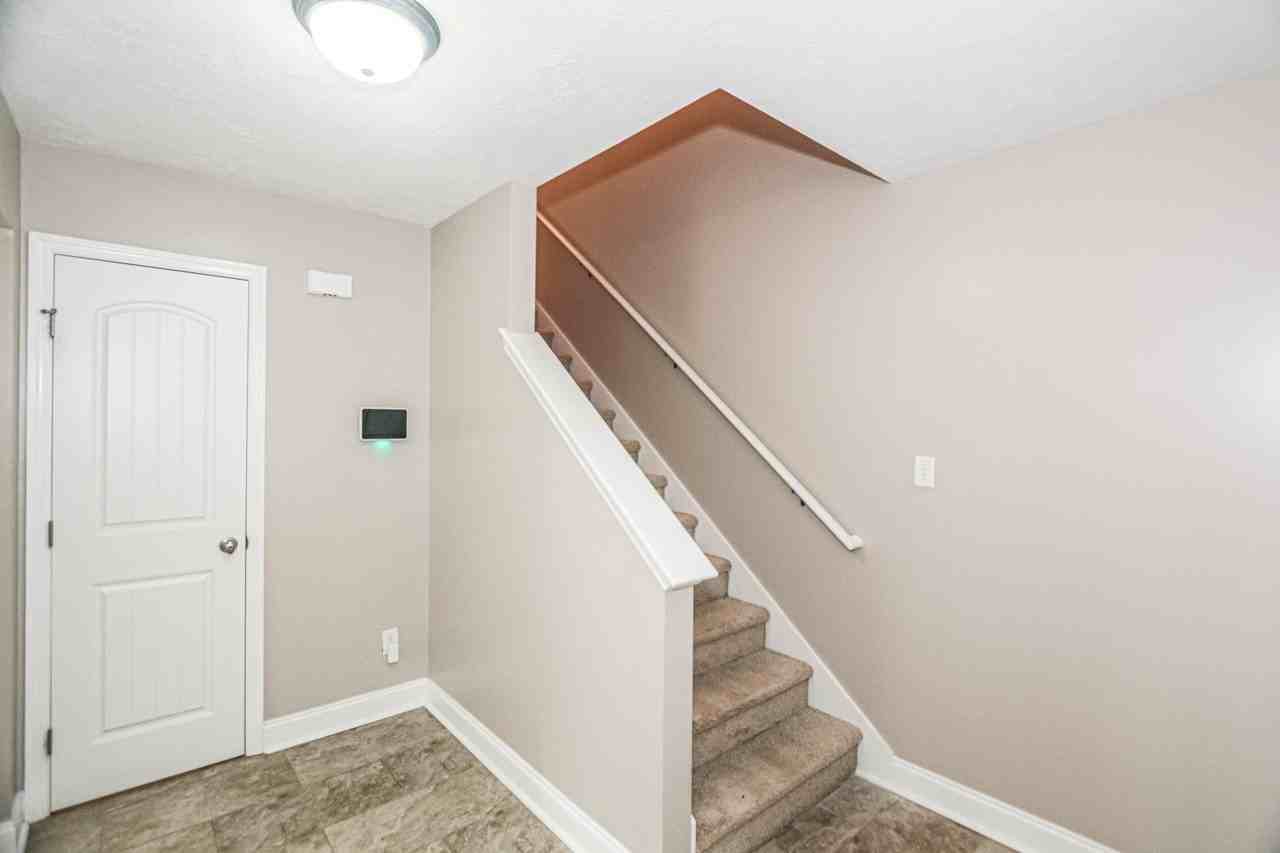 1120 Sierra Ln - Photo 5 of 47