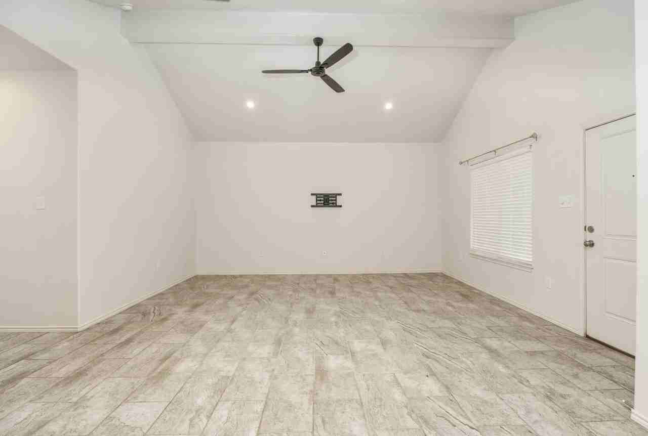 11629 Evanston Ave - Photo 4 of 13