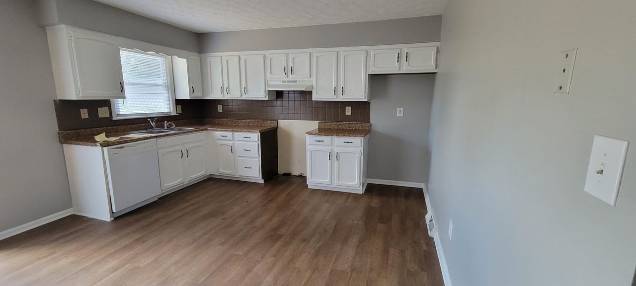 909 Gregory Way - Photo 2 of 8