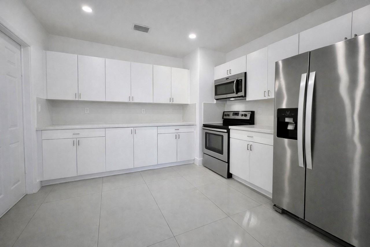 2150 Sw 72nd Ave - Photo 2 of 8