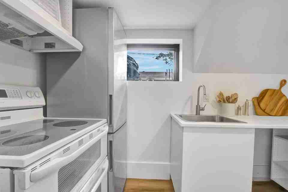 Vaughan Rd & Humewood Dr - Photo 5 of 6